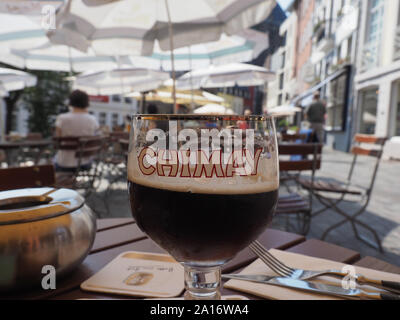 CHIMAY, BELGIQUE - AOÛT 2019 CIRCA : bière de Chimay, selective focus sur verre Banque D'Images