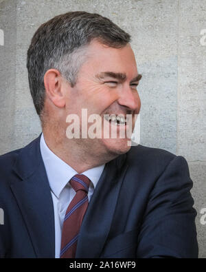 Westminster, London, UK, 24 Sep 2019. David Gauke, conservateur, ancien secrétaire d'Etat à la justice et lord chancelier qui a démissionné du gouvernement à la fin de juillet. Les politiciens et les commentateurs de tous les partis sont en forte demande autour de Millbank Studios, College Green et l'édifice de la cour de se prononcer sur l'arrêt d'aujourd'hui. Credit : Imageplotter/Alamy Live News Banque D'Images