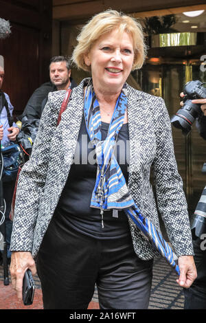 Westminster, London, UK, 24 Sep 2019. Anna Soubry, MP, groupe indépendant pour le changement (anciennement conservateur). Les politiciens et les commentateurs de tous les partis sont en forte demande autour de Millbank Studios, College Green et l'édifice de la cour de se prononcer sur l'arrêt d'aujourd'hui. Credit : Imageplotter/Alamy Live News Banque D'Images