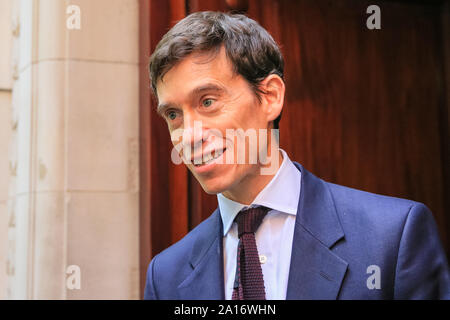 Westminster, London, UK, 24 Sep 2019. Rory Stewart, ancien candidat à la direction du parti conservateur et l'ancien ministre, qui avait le fouet retiré par Boris Johnson. Les politiciens et les commentateurs de tous les partis sont en forte demande autour de Millbank Studios, College Green et l'édifice de la cour de se prononcer sur l'arrêt d'aujourd'hui. Credit : Imageplotter/Alamy Live News Banque D'Images