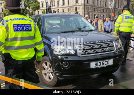 Westminster, London, UK, 24 Sep 2019. Femme de l'Orateur, Sally Bercow, disques durs dans le Parlement avec son numéro personnalisé 'plaqué' BERCO voiture. Les politiciens et les commentateurs de tous les partis sont en forte demande autour de Millbank Studios, College Green et l'édifice de la cour de se prononcer sur l'arrêt d'aujourd'hui. Credit : Imageplotter/Alamy Live News Banque D'Images