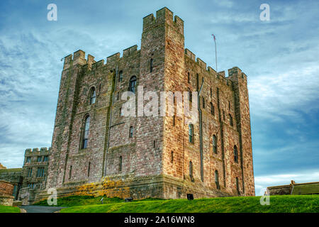 Donjon du Château de Bamburgh, défini dans un ciel bleu, Bamburgh, Northumberland, Angleterre Banque D'Images