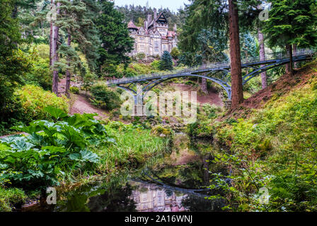 Rock Garden et ruisseau menant à Cragside House, Northumberland, Angleterre Banque D'Images