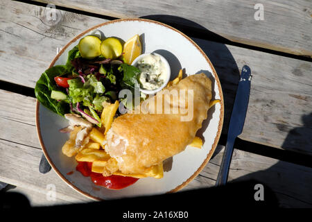 De délicieux plats de poisson et frites et salade repas servi à l'extérieur sur une table de pique-nique au restaurant Runwayskiln Marloes en Galles Pembrokeshire UK KATHY DEWITT Banque D'Images