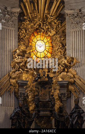 Cathedra Petri Autel de la Chaire de Saint Pierre du Bernin, 1666S. La colombe dans la fenêtre représente l'Esprit Saint. La Basilique Saint-Pierre, Vatican C Banque D'Images