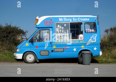 Blue Ice cream van vue extérieure garé sur le côté de l'allée en été à Martins Haven Pembrokeshire Wales UK Marloes KATHY DEWITT Banque D'Images