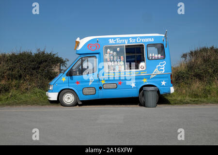 Blue Ice cream van vue extérieure garé sur le côté de l'allée en été à Martins Haven Pembrokeshire Wales UK Marloes KATHY DEWITT Banque D'Images