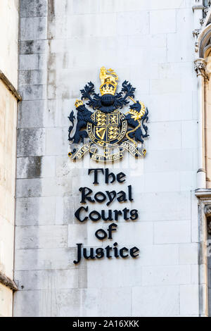 Sceau Royal et signer à l'entrée de la Royal Courts of Justice, Fleet Street, London, UK Banque D'Images