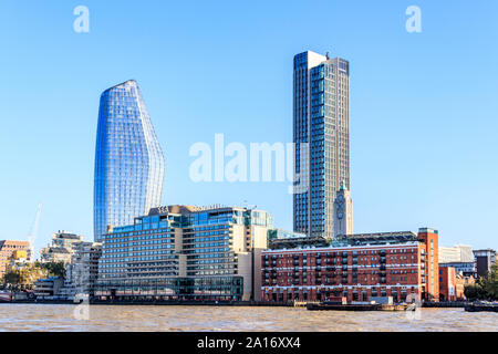 Le Vase (No. 1) de Blackfriars, Southbank Tower, Oxo Tower et d'autres bâtiments, de l'autre côté de la Tamise, le Victoria Embankment, London, UK Banque D'Images