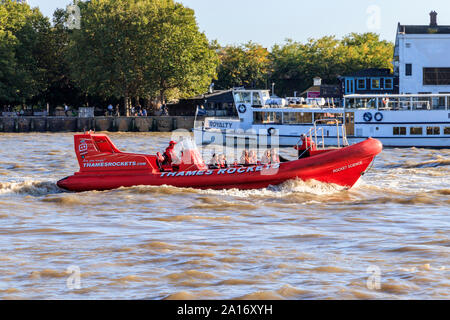 Un bateau RIB rouge exploité par Thames Rockets, un hors-bord tour operator sur la Tamise, Victoria Embankment, London, UK Banque D'Images