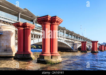 Les piliers rouge marquant l'emplacement de l'ancien pont ferroviaire de Blackfriars, London, UK Banque D'Images