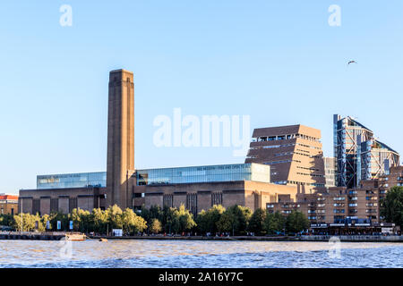 La Tate Modern Art Gallery de l'autre côté de la rivière Thames, London, UK Banque D'Images