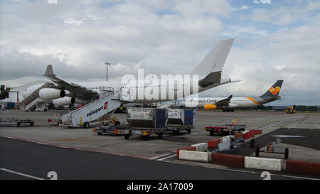 Glasgow, Royaume-Uni. 24 septembre 2019. Sur la photo : un aéronef Airbus A330200 est vide et s'échoue sur le tarmac de l'Aéroport International de Glasgow. L'administration de l'aéroport de Glasgow ont placé 2 Avis importants scotché sur le 2e porte passager côté port indiquant que l'avion est annulé à cause des droits d'atterrissage. Un énorme chasse-neige est en dessous et derrière le jet pour empêcher l'avion d'être refoulé de sa position. Tous les aéronefs blancs dans l'avant-plan est un Airbus A340-300 qui a eu passagers abandonnés tôt ce matin de retour de Dalaman, Turquie. Colin Fisher/Alamy Live News Banque D'Images