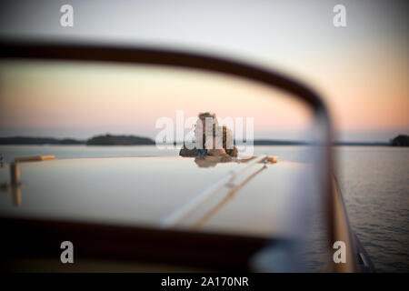 Couple hugging on boat Banque D'Images