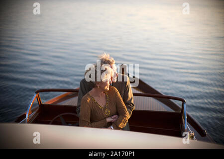 Couple hugging on boat Banque D'Images