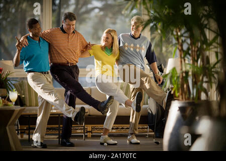 Young couple having fun avec deux amis masculins adultes sur un club de golf. Banque D'Images