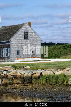 Voile et un hangar à bateaux, Chatham, Cape Cod, Massachusetts, États-Unis. Banque D'Images