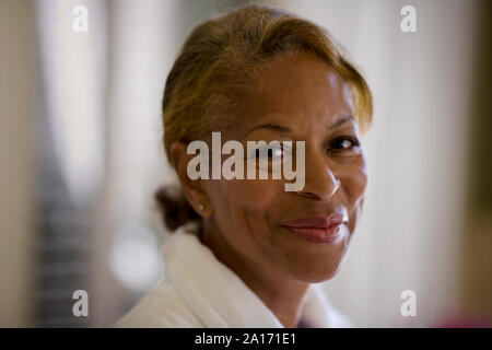 Portrait of a young woman wearing une robe dans un spa. Banque D'Images