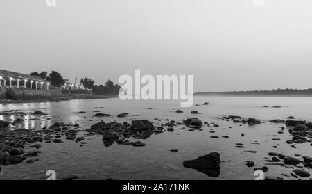 Brouillard noir et blanc soirée au fleuve Indus, KPK, Pakistan Banque D'Images