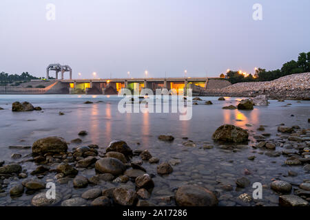 Portes de l'Indus, Barrage de Tarbela Ghazi à soir Banque D'Images