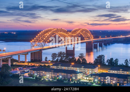 Memphis, Tennessee, USA à l'Hernando de Soto Bridge at Dusk. Banque D'Images