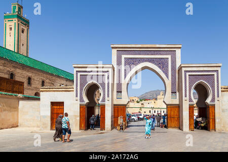 Mosquée rcif bab et arc bleu à fes maroc Banque D'Images