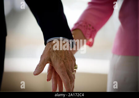 Close up d'un couples âgés mains Banque D'Images