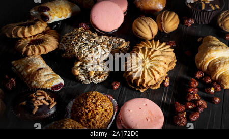 Cookies, muffins, croissants, gâteaux de cuisson des pâtes style pousse sur une table en bois. Un délicieux pour le café ou le thé. L'idée d'une foire de Noël. Nut Banque D'Images