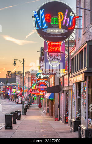 MEMPHIS, Tennessee - 25 août 2017 : Blues Clubs sur Beale Street, à l'aube. Banque D'Images