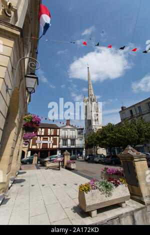 Sainte-Foy-la-Grande, la France. Vue pittoresque de Gardonne's Place Gambetta. Banque D'Images