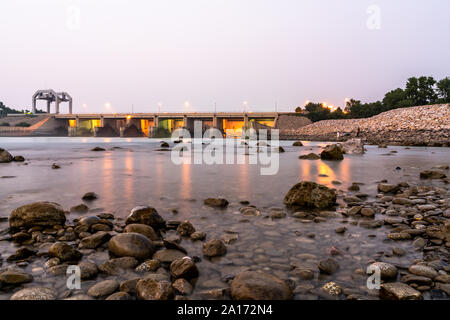 Portes de l'Indus, Barrage de Tarbela Ghazi à soir Banque D'Images