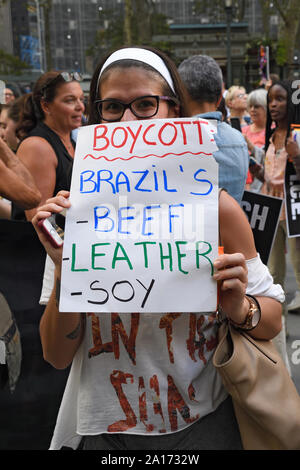 Manifestant Anti Bolsonaro holding a placard pendant la montée et résister à l'indignation - en mars, une résistance le long de la Cinquième Avenue. Banque D'Images