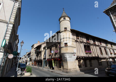 Sainte-Foy-la-Grande, la France. La tourelle de 15e siècle office de tourisme, qui est situé sur Sainte-Foy-la-Grande, Rue de la République. Banque D'Images