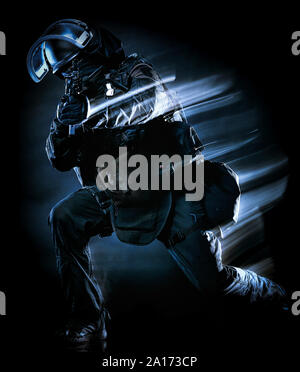 Un soldat des forces tactiques swat police man studio shot isolé sur fond noir Banque D'Images