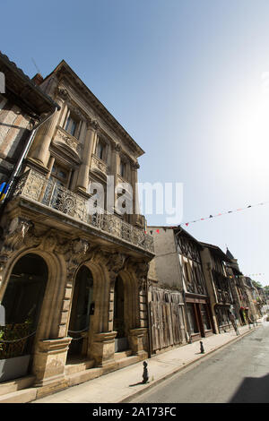 Sainte-Foy-la-Grande, la France. Avis de Sainte-Foy-la-Grande, Rue de la République, avec une série de maisons à colombages historique dans l'arrière-plan. Banque D'Images