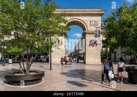 Place Darcy et à l'arche de Port GuillaumeP Rue de la Liberte, Dijon, Bourgogne, France, Banque D'Images