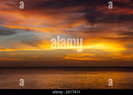 Coucher de soleil sur la mer à Kizimkazi à Unguja aka l'île de Zanzibar Tanzanie Afrique de l'Est Banque D'Images