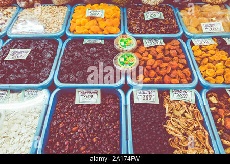 Marché russe de vendre différents types de noix, graines et fruits secs. Banque D'Images