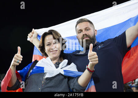 Saitama, Japon. Sep 24, 2019. Les partisans de l'équipe Russie posent pour une photo lors de la Coupe du Monde de Rugby 2019 extérieure une correspondance entre la Russie et les Samoa au stade de Rugby Kumagaya, près de Tokyo. La Russie bat les Samoa 34-9. Credit : Rodrigo Reyes Marin/ZUMA/Alamy Fil Live News Banque D'Images