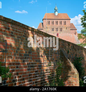 Vue de la cathédrale de Havelberg sur l'Elbe Randonnée à vélo en Allemagne Banque D'Images