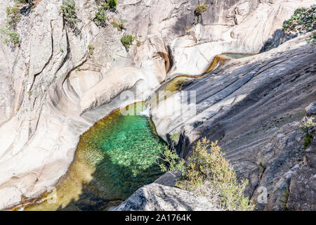 Cascade et piscine naturelle dans le célèbre canyon Purcaraccia à Bavella en été. La cascade forme des toboggans naturels dans les rochers. Corse, France Banque D'Images