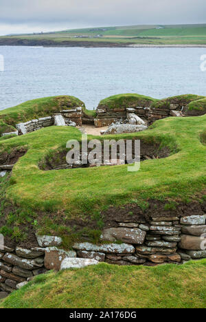 Skara Brae, un village néolithique en pierre situé sur la baie de Skaill sur la côte ouest de l'îles Orcades en Ecosse. Banque D'Images