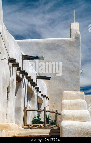 USA. Le Nouveau Mexique. Mission de Laguna. Bâtiment traditionnel adobe Pueblo. Banque D'Images