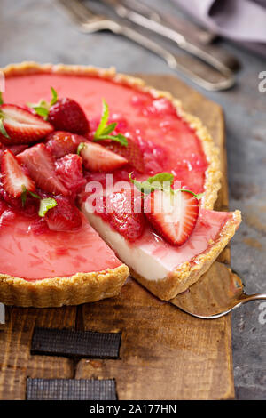 Tarte aux fraises et rhubarbe avec base de biscuits graham Banque D'Images