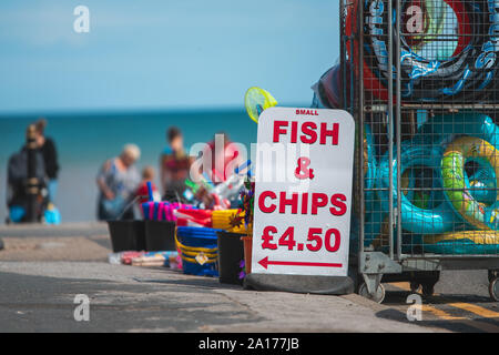 Panneau qui dit petit poisson et frites pour £4.50 pour la vente à une plage au Royaume-Uni au cours de l'été Banque D'Images