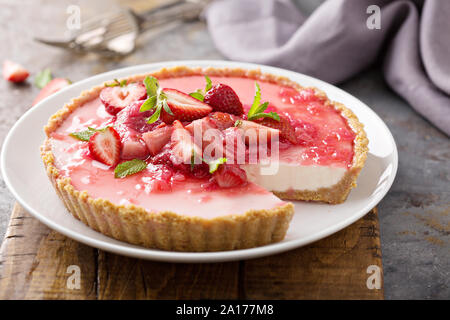 Tarte aux fraises et rhubarbe avec base de biscuits graham Banque D'Images