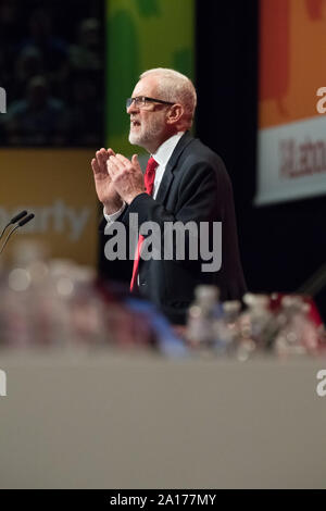 Conférence annuelle du Parti travailliste en 2019, centre de Brighton, Brighton, Angleterre, Royaume-Uni. 24e. Septembre, 2019. Jeremy Corbyn député, leader du Parti du Travail dirigeants donnant son discours à la fin de la Conférence annuelle 2019 du parti un jour plus tôt en raison d'être du Parlement européen a rappelé demain. Credit : Alan Beastall/Alamy Live News. Banque D'Images