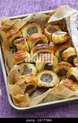 Rouleaux de saucisses faites maison, de la délicieuse pâtisserie snack Banque D'Images