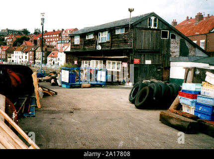 Une photographie vintage à Whitby, North Yorkshire, montrant le dernier de la ville historique d'harbourside en bois entrepôts sur le quai de la rue de l'Église, Whitby, dans le Yorkshire, UK., juste avant sa démolition. (Maintenant Whitby Shipyard) Banque D'Images