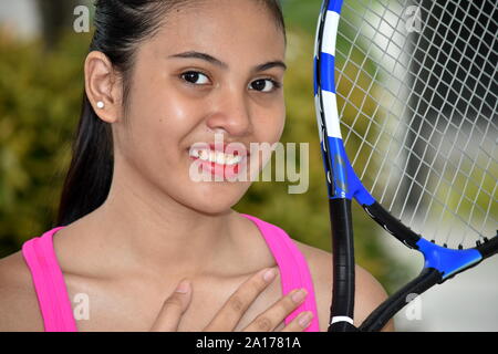 Jolie fille minoritaire joueur de tennis et satisfaction Banque D'Images